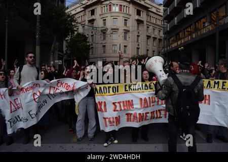 Athènes, Grèce, 18 janvier 2024. Les enseignants défilent en criant des slogans pour protester contre les réformes prévues de l'éducation qui permettraient l'introduction d'universités privées dans le pays. Crédit : Dimitris Aspiotis/Alamy Live News Banque D'Images