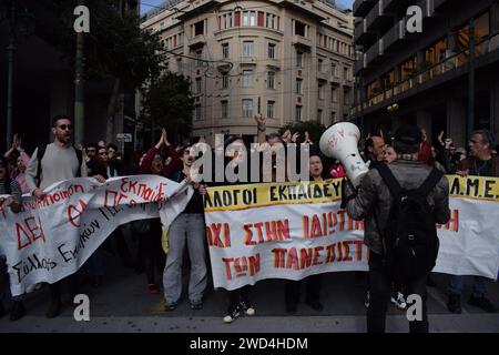 Athènes, Grèce, 18 janvier 2024. Les enseignants défilent en criant des slogans pour protester contre les réformes prévues de l'éducation qui permettraient l'introduction d'universités privées dans le pays. Crédit : Dimitris Aspiotis/Alamy Live News Banque D'Images