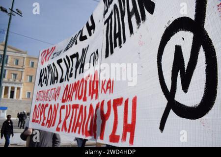 Athènes, Grèce, 18 janvier 2024. Des milliers d'étudiants défilent en brandissant des banderoles pour protester contre les réformes prévues de l'éducation qui permettraient l'introduction d'universités privées dans le pays. Crédit : Dimitris Aspiotis/Alamy Live News Banque D'Images