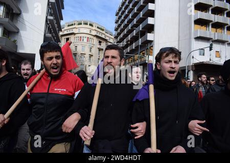 Athènes, Grèce, 18 janvier 2024. Des milliers d'étudiants défilent en criant des slogans pour protester contre les réformes prévues de l'éducation qui permettraient l'introduction d'universités privées dans le pays. Crédit : Dimitris Aspiotis/Alamy Live News Banque D'Images