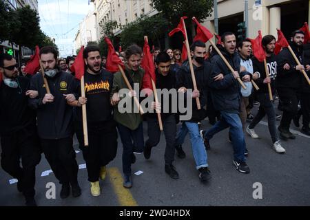 Athènes, Grèce, 18 janvier 2024. Des milliers d'étudiants défilent en criant des slogans pour protester contre les réformes prévues de l'éducation qui permettraient l'introduction d'universités privées dans le pays. Crédit : Dimitris Aspiotis/Alamy Live News Banque D'Images