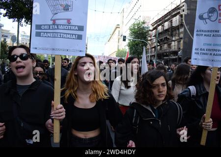 Athènes, Grèce, 18 janvier 2024. Des milliers d'étudiants défilent en criant des slogans pour protester contre les réformes prévues de l'éducation qui permettraient l'introduction d'universités privées dans le pays. Crédit : Dimitris Aspiotis/Alamy Live News Banque D'Images