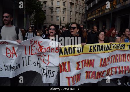 Athènes, Grèce, 18 janvier 2024. Les enseignants défilent en criant des slogans pour protester contre les réformes prévues de l'éducation qui permettraient l'introduction d'universités privées dans le pays. Crédit : Dimitris Aspiotis/Alamy Live News Banque D'Images