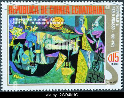Timbre-poste annulé imprimé par la Guinée équatoriale, qui montre la peinture pêcheur de nuit d'Antibes de Picasso, PICASSO : peintures abstraites, cir Banque D'Images