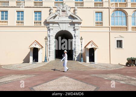 Monte Carlo - 2022 août : garde avec uniforme d'été à pied devant le Palais Royal Banque D'Images