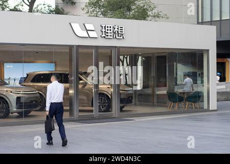 Le VUS pleine grandeur électrique Li L9 et le VUS moyen électrique L7 sont exposés dans une salle d'exposition et un magasin Li Auto à Shanghai, en Chine, le mardi 27 juin 2023. Banque D'Images