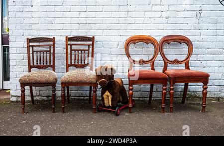 Chaises de salle à manger à vendre au marché extérieur Barras à Glasgow. Banque D'Images