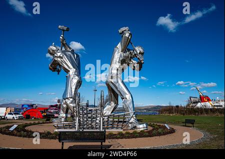 Sculpture des constructeurs de navires géants à Coronation Park à Inverclyde , 2 constructeurs de navires brandissant des marteaux de traîneau. Banque D'Images