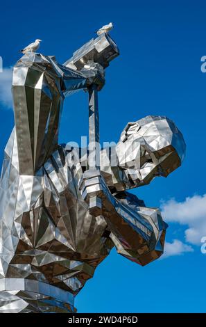 Sculpture des constructeurs de navires géants à Coronation Park à Inverclyde , gros plan détail de l'un des constructeurs de navires avec marteau de masse. Banque D'Images