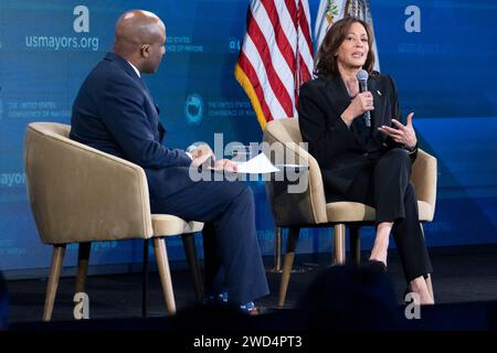 Washington, États-Unis. 18 janvier 2024. La vice-présidente américaine Kamala Harris est interviewée par le maire de Kansas City, Missouri Quinton Lucas, lors d'une conversation sur la prévention de la violence armée à la réunion d'hiver de la Conférence des maires des États-Unis au Capitole Hilton le 18 janvier 2024 à Washington, DC photo par Ken Cedeno/Sipa USA Credit : SIPA USA/Alamy Live News Banque D'Images