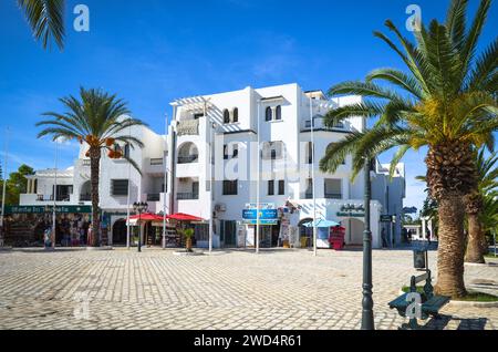 Port El Kantaoui, Sousse, Tunisie. La place principale en face de la porte menant à la marina. Banque D'Images