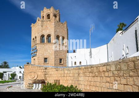 Port El Kantaoui, Sousse, Tunisie. Le portail en pierre et la tour décorent l'entrée de la rue commerçante et de la marina. Banque D'Images