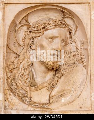VICENZA, ITALIE - 5 NOVEMBRE 2023 : le relief en céramique de Jesu torturé dans le chiesa di San Lorenzo par un artiste inconnu. Banque D'Images
