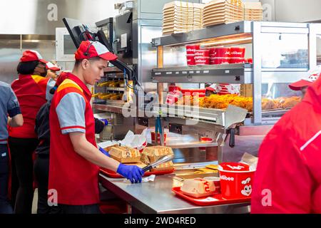 Sterling Heights, Michigan - les travailleurs servent du poulet frit Chickenjoy à Jollibee, une chaîne de restauration rapide philippine. Jollibee est appelé le 'McDonald's. Banque D'Images