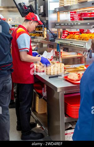 Sterling Heights, Michigan - les travailleurs servent du poulet frit Chickenjoy à Jollibee, une chaîne de restauration rapide philippine. Jollibee est appelé le 'McDonald's. Banque D'Images