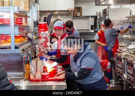 Sterling Heights, Michigan - les travailleurs servent du poulet frit Chickenjoy à Jollibee, une chaîne de restauration rapide philippine. Jollibee est appelé le 'McDonald's. Banque D'Images