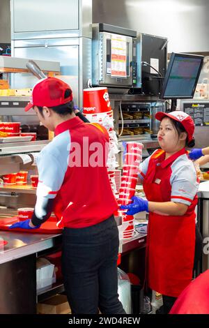 Sterling Heights, Michigan - les travailleurs servent du poulet frit Chickenjoy à Jollibee, une chaîne de restauration rapide philippine. Jollibee est appelé le 'McDonald's. Banque D'Images