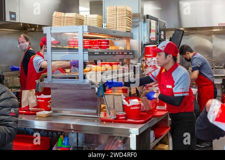 Sterling Heights, Michigan - les travailleurs servent du poulet frit Chickenjoy à Jollibee, une chaîne de restauration rapide philippine. Jollibee est appelé le 'McDonald's. Banque D'Images