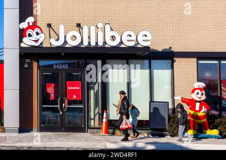 Sterling Heights, Michigan - les travailleurs servent du poulet frit Chickenjoy à Jollibee, une chaîne de restauration rapide philippine. Jollibee est appelé le 'McDonald's. Banque D'Images