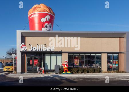 Sterling Heights, Michigan - les travailleurs servent du poulet frit Chickenjoy à Jollibee, une chaîne de restauration rapide philippine. Jollibee est appelé le 'McDonald's. Banque D'Images