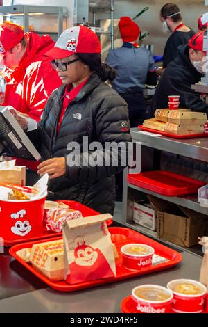 Sterling Heights, Michigan - les travailleurs servent du poulet frit Chickenjoy à Jollibee, une chaîne de restauration rapide philippine. Jollibee est appelé le 'McDonald's. Banque D'Images