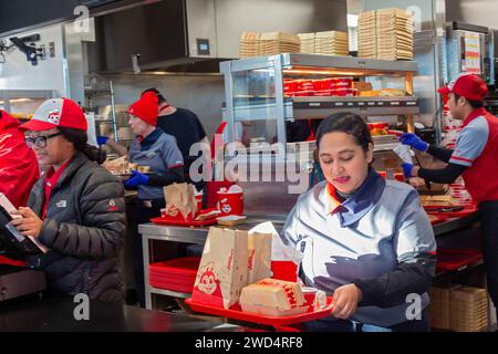 Sterling Heights, Michigan - les travailleurs servent du poulet frit Chickenjoy à Jollibee, une chaîne de restauration rapide philippine. Jollibee est appelé le 'McDonald's. Banque D'Images