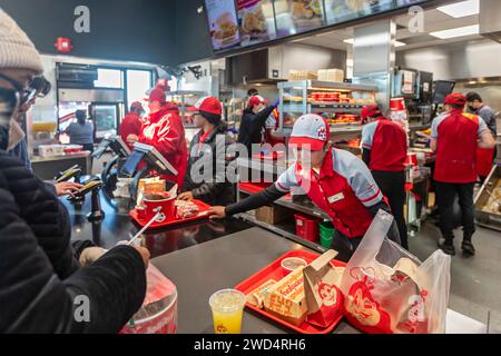 Sterling Heights, Michigan - les travailleurs servent du poulet frit Chickenjoy à Jollibee, une chaîne de restauration rapide philippine. Jollibee est appelé le 'McDonald's. Banque D'Images