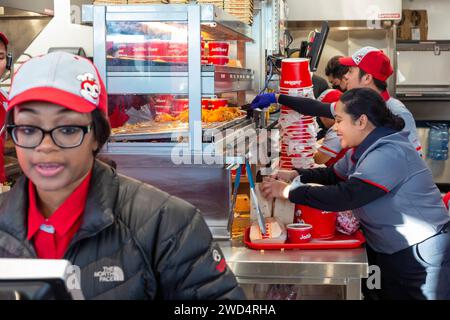 Sterling Heights, Michigan - les travailleurs servent du poulet frit Chickenjoy à Jollibee, une chaîne de restauration rapide philippine. Jollibee est appelé le 'McDonald's. Banque D'Images