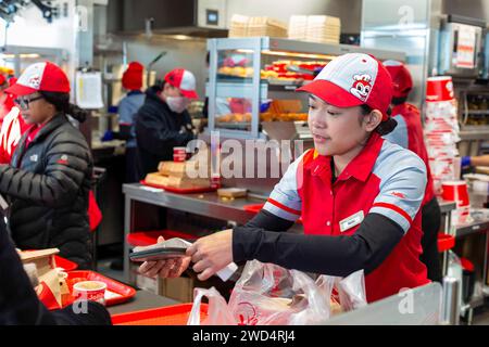 Sterling Heights, Michigan - les travailleurs servent du poulet frit Chickenjoy à Jollibee, une chaîne de restauration rapide philippine. Jollibee est appelé le 'McDonald's. Banque D'Images