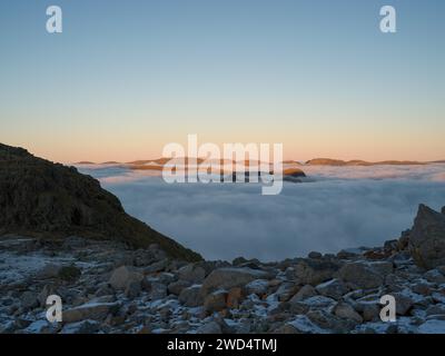 Vue depuis Crinkle Crags, Great Langdale est obscurcie par les nuages lors d'une inversion de température dans le parc national de Lake District, Cumbria, Angleterre Banque D'Images