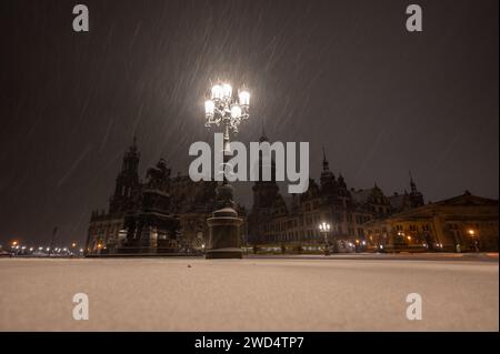 Dresde, Allemagne. 18 janvier 2024. La Theaterplatz est couverte de neige le matin avec la Hofkirche (l-r), la statue équestre du roi Johann, le Hausmannsturm, le Residenzschloss et le Schinkelwache. Crédit : Robert Michael/dpa/Alamy Live News Banque D'Images