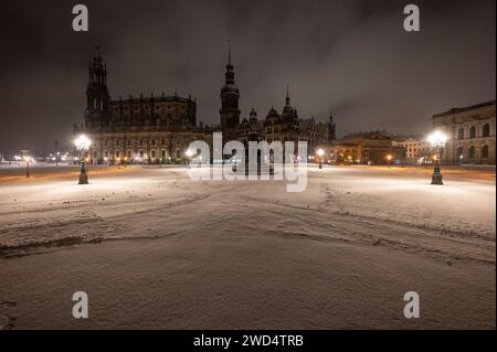 Dresde, Allemagne. 18 janvier 2024. La Theaterplatz est couverte de neige le matin avec la Hofkirche (l-r), le Hausmannsturm, la statue équestre du roi Johann, la Residenzschloss et le Schinkelwache. Crédit : Robert Michael/dpa/Alamy Live News Banque D'Images