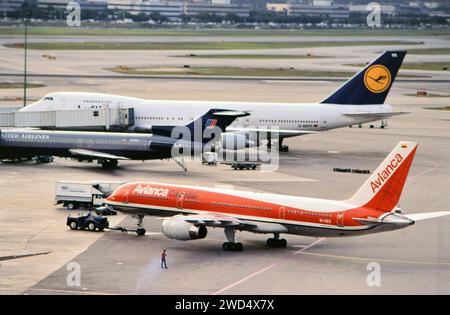 Aéroport international de Miami : un avion Avianca Airlines sur le tarmac et des avions United Airlines et Lufthansa stationnés aux portes d'embarquement à MIA ca. 1994-1997. Veuillez créditer la photographe Joan Iaconetti. Banque D'Images