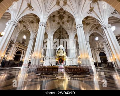 Saragosse, Espagne - 30 mars 2023 : intérieur de la cathédrale du Salvador, la Seo, à Saragosse, Espagne . Photo de haute qualité Banque D'Images