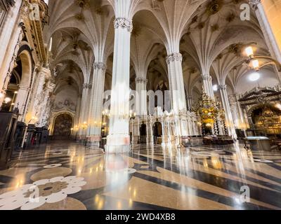 Saragosse, Espagne - 30 mars 2023 : intérieur de la cathédrale du Salvador, la Seo, à Saragosse, Espagne . Photo de haute qualité Banque D'Images