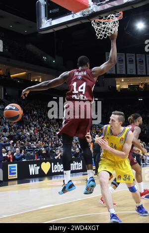 Berlin, Deutschland. 18 janvier 2024. 18.01.2024, Mercedes-Benz-Arena, Berlin, DEU, Euroleague, ALBA vs Bayern Muenchen, im Bild dunking von Serge Ibaka (FC Bayern Muenchen #14), Justin Bean (ALBA Berlin #34) photo : Juergen Engler/nordphoto GmbH/dpa/Alamy Live News Banque D'Images