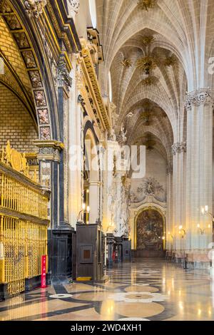 Saragosse, Espagne - 30 mars 2023 : intérieur de la cathédrale du Salvador, la Seo, à Saragosse, Espagne . Photo de haute qualité Banque D'Images