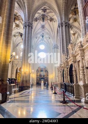 Saragosse, Espagne - 30 mars 2023 : intérieur de la cathédrale du Salvador, la Seo, à Saragosse, Espagne . Photo de haute qualité Banque D'Images