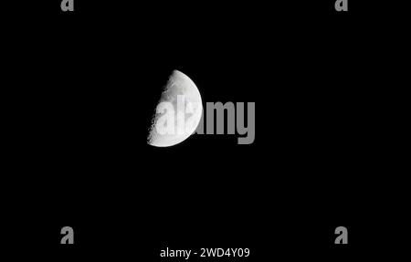 Lurgan, comté d'Armagh, Irlande du Nord, Royaume-Uni. 18 janvier 2024. Une autre nuit froide et claire avec une lune gibbeuse à la cire sur la vue. Crédit : CAZIMB/Alamy Live News. Banque D'Images