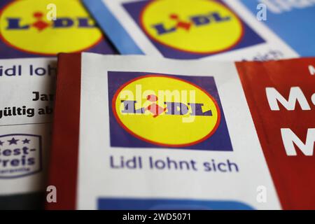 Viersen, Allemagne - janvier 9. 2023 : gros plan des dépliants Lidl discounter avec des offres spéciales hebdomadaires Banque D'Images