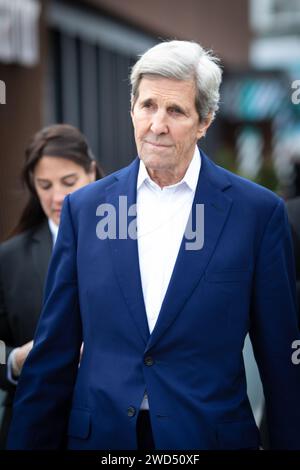 Davos, Suisse. 18 janvier 2024. L’envoyé spécial du président américain pour le changement climatique, John Kerry, descend la promenade en direction du centre des congrès où se tient le Forum économique mondial. Le Forum économique mondial (WEF), qui dure une semaine, rassemble les leaders mondiaux et industriels pour façonner l'avenir du monde. Le troisième jour de la réunion du FEM de Klaus Schwab rassemble des leaders mondiaux et des célébrités pour façonner l'avenir du monde (photo Andy Barton/SOPA Images/Sipa USA) crédit : SIPA USA/Alamy Live News Banque D'Images