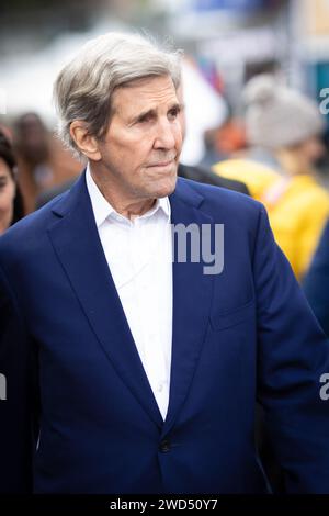 Davos, Suisse. 18 janvier 2024. L’envoyé spécial du président américain pour le changement climatique, John Kerry, descend la promenade en direction du centre des congrès où se tient le Forum économique mondial. Le Forum économique mondial (WEF), qui dure une semaine, rassemble les leaders mondiaux et industriels pour façonner l'avenir du monde. Le troisième jour de la réunion du FEM de Klaus Schwab rassemble des leaders mondiaux et des célébrités pour façonner l'avenir du monde (photo Andy Barton/SOPA Images/Sipa USA) crédit : SIPA USA/Alamy Live News Banque D'Images