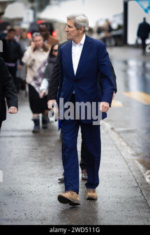 Davos, Suisse. 18 janvier 2024. L’envoyé spécial du président américain pour le changement climatique, John Kerry, descend la promenade en direction du centre des congrès où se tient le Forum économique mondial. Le Forum économique mondial (WEF), qui dure une semaine, rassemble les leaders mondiaux et industriels pour façonner l'avenir du monde. Le troisième jour de la réunion du FEM de Klaus Schwab rassemble des leaders mondiaux et des célébrités pour façonner l'avenir du monde (photo Andy Barton/SOPA Images/Sipa USA) crédit : SIPA USA/Alamy Live News Banque D'Images