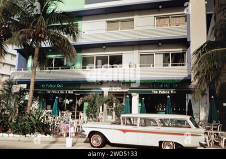 Un wagon Edsel stationné en face d'un bâtiment de l'époque art déco sur Ocean Drive à la mode à Miami Beach Floride ca. 1996-1997. Veuillez créditer la photographe Joan Iaconetti. Banque D'Images