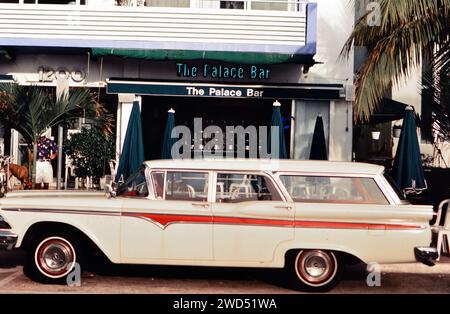 Un wagon Edsel stationné en face d'un bâtiment de l'époque art déco sur Ocean Drive à la mode à Miami Beach Floride ca. 1996-1997. Veuillez créditer la photographe Joan Iaconetti. Banque D'Images