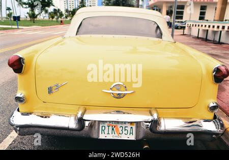 Une Oldsmobile Rocket 88 jaune (voiture de l'ère des années 1950) garée sur la rue le long de Ocean Avenue à Miami Beach Floride ca. 1996-1997. Veuillez créditer la photographe Joan Iaconetti. Banque D'Images