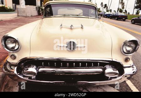 Une Oldsmobile des années 1950 garée sur la rue le long de Ocean Avenue à Miami Beach Floride ca. 1996-1997. Veuillez créditer la photographe Joan Iaconetti. Banque D'Images