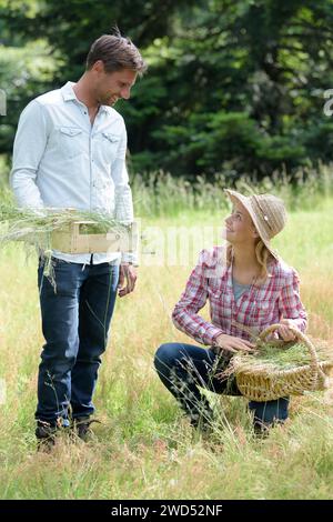 un charmant couple rassemblant de l'herbe Banque D'Images