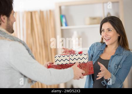 l'homme donne un coffret cadeau à sa femme Banque D'Images