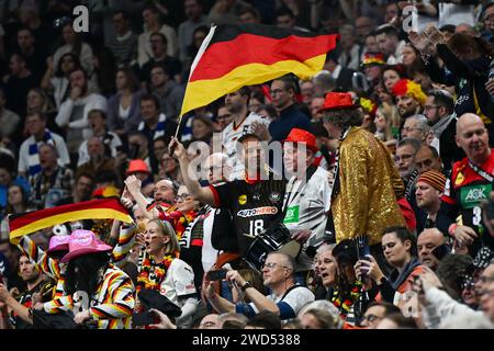 Cologne, Allemagne. 18 janvier 2024. Supporters allemands lors du match de l'EHF Euro 2024 de Menâ&#x80;&#x99;s entre l'Allemagne et l'Islande à la Lanxess Arena de Berlin, Cologne Credit : Independent photo Agency/Alamy Live News Banque D'Images